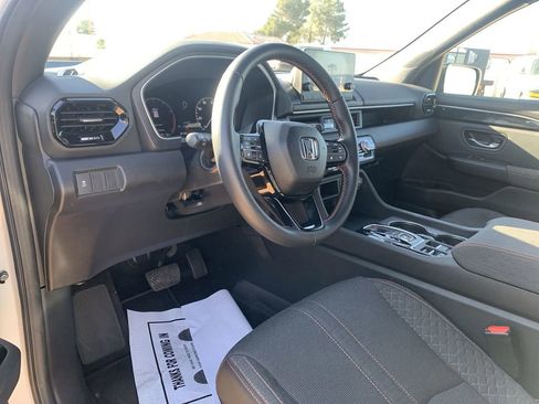 Used 2025 Honda Pilot Sport image 7