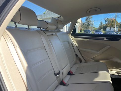 Used 2018 Volkswagen Passat 2.0T R-Line image 23