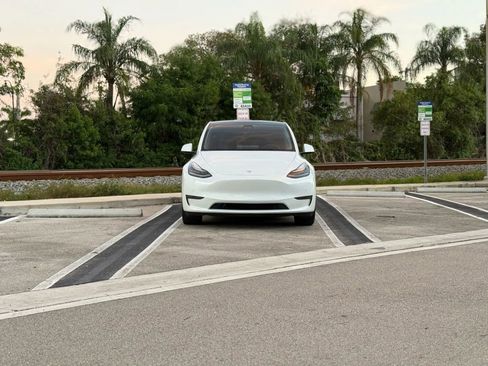 Used 2020 Tesla Model Y Long Range image 2