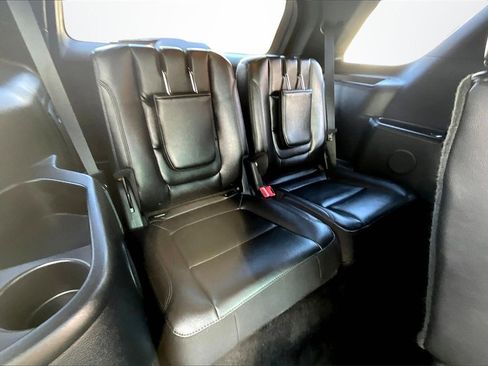 Used 2017 Ford Explorer XLT w/ XLT Technology Feature Bundle image 26