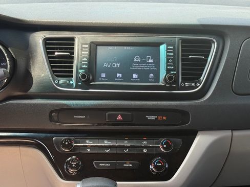 Used 2020 Kia Sedona LX image 11