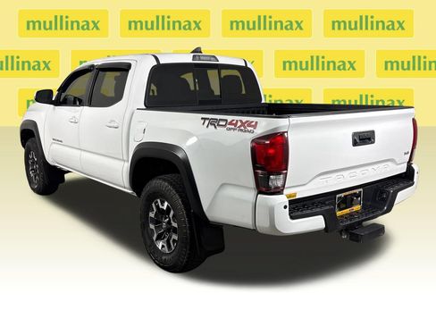 Used 2018 Toyota Tacoma TRD Off-Road w/ Technology Package AWD/4WD image 9