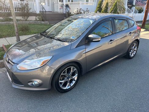 Used 2014 Ford Focus SE w/ Equipment Group 201A image 3