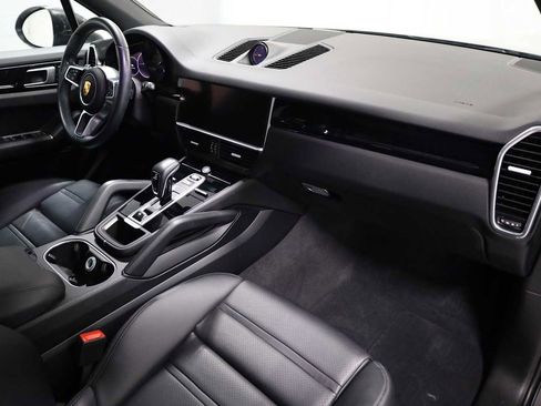 Used 2022 Porsche Cayenne image 6