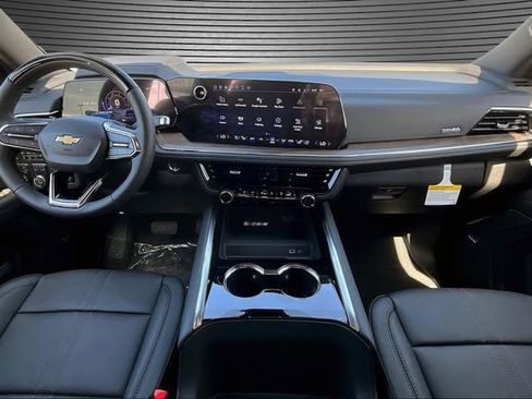 New 2025 Chevrolet Suburban High Country AWD/4WD image 5