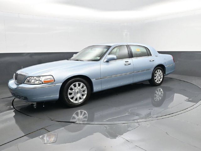Used 2010 Lincoln Town Car Signature Limited RWD image 1
