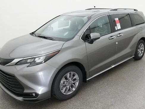 New 2026 Toyota Sienna XLE image 34