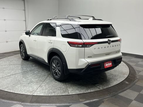 Used 2023 Nissan Pathfinder SV image 2