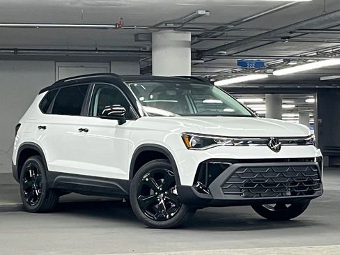 New 2026 Volkswagen Taos SE AWD/4WD image 2