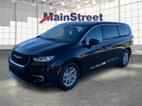 Used 2024 Chrysler Pacifica Touring-L image 1