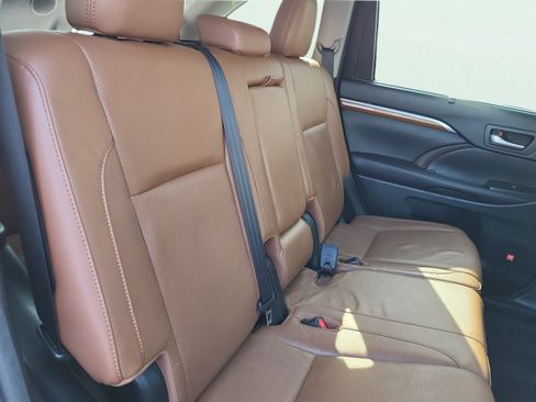 Used 2017 Toyota Highlander Limited AWD/4WD image 16