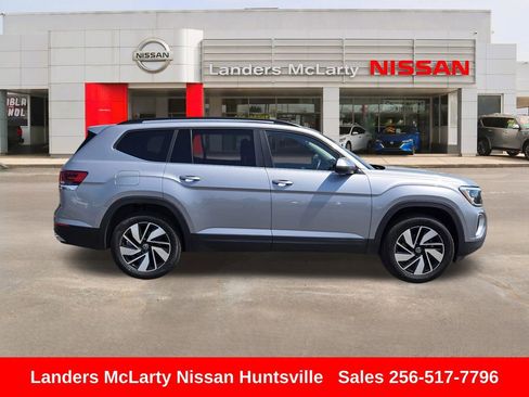 Used 2024 Volkswagen Atlas SE image 2