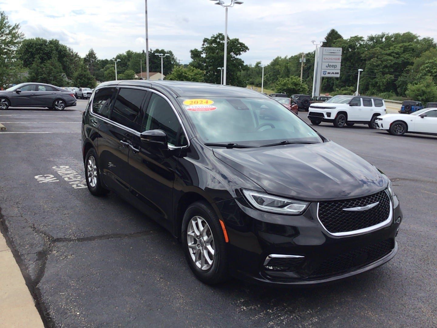 Certified 2024 Chrysler Pacifica Touring-L FWD image 3