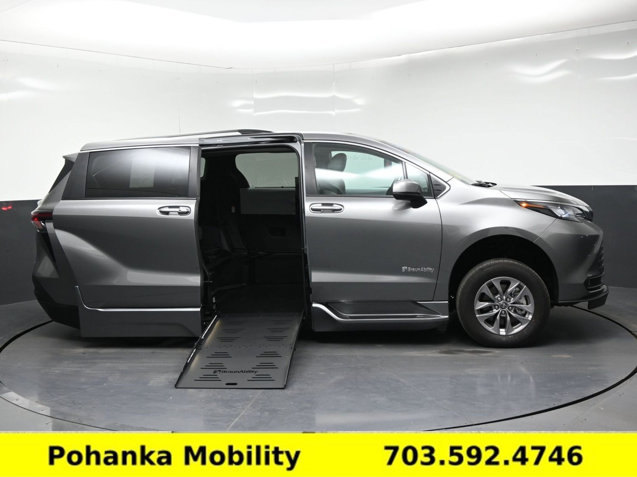 Used 2026 Toyota Sienna XLE FWD image 8