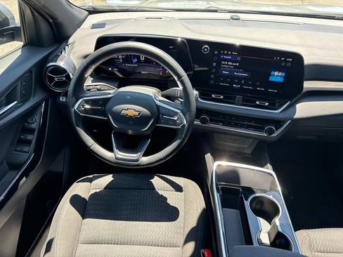 Used 2025 Chevrolet Equinox LT w/ Safety and Technology Package FWD image 18