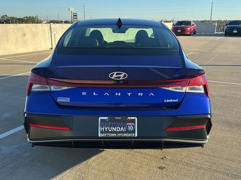 Used 2025 Hyundai Elantra Limited image 11
