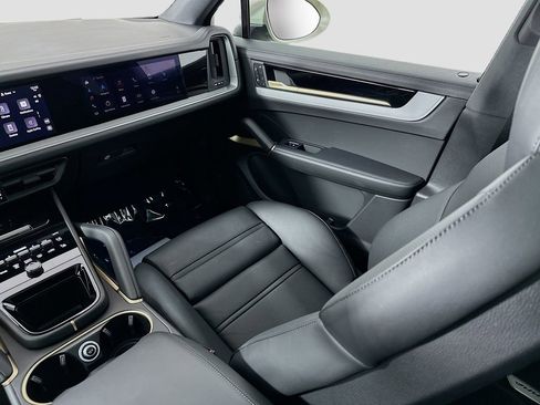 Used 2025 Porsche Cayenne S image 26