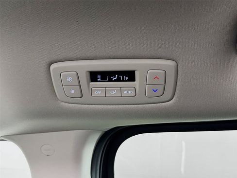 Used 2025 Kia Carnival FWD image 25