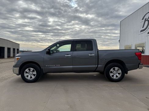 Used 2018 Nissan Titan SV image 8