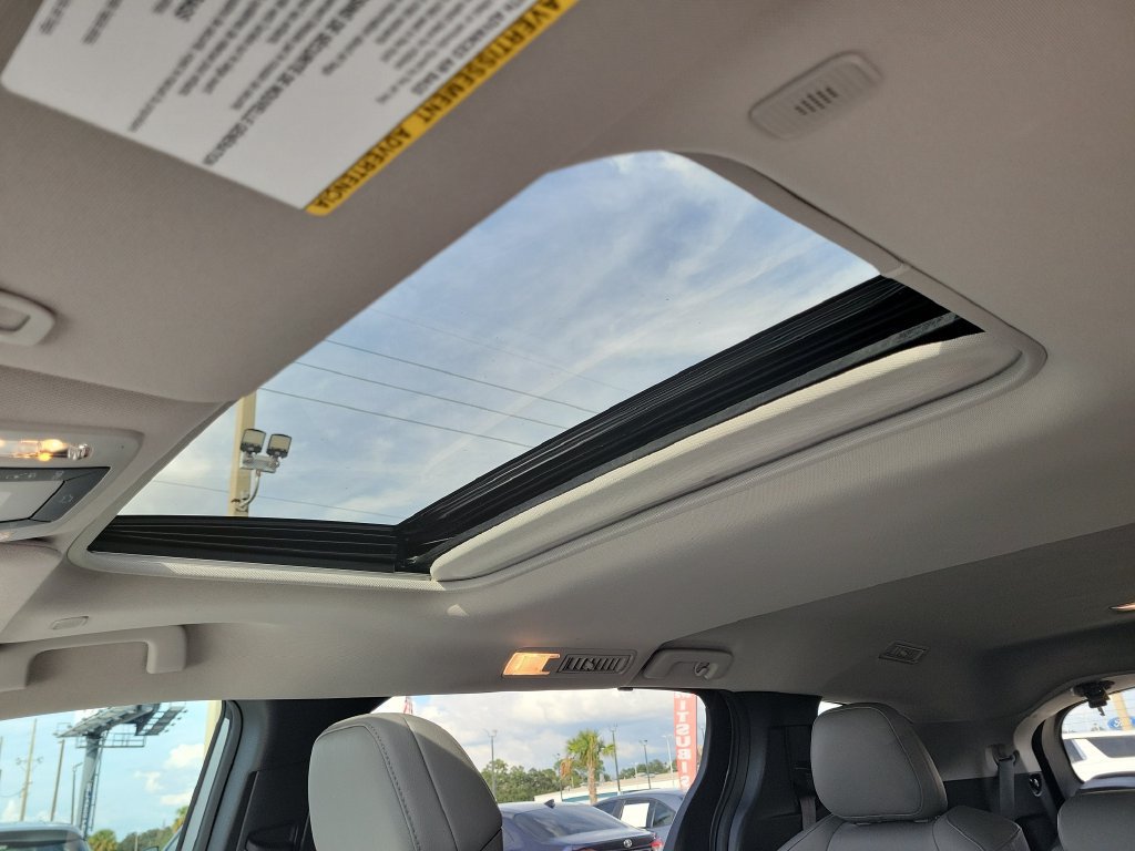 Used 2025 Toyota Sienna XLE FWD image 28