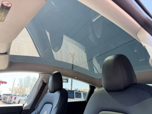 Used 2022 Tesla Model Y Long Range AWD/4WD image 18
