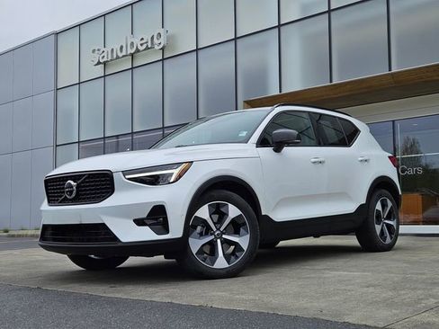 Used 2025 Volvo XC40 B5 Plus AWD/4WD image 1