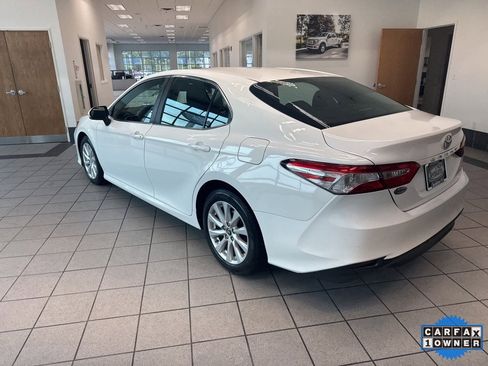 Used 2018 Toyota Camry LE image 15
