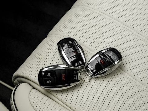 Used 2024 Bentley Bentayga AWD/4WD image 69