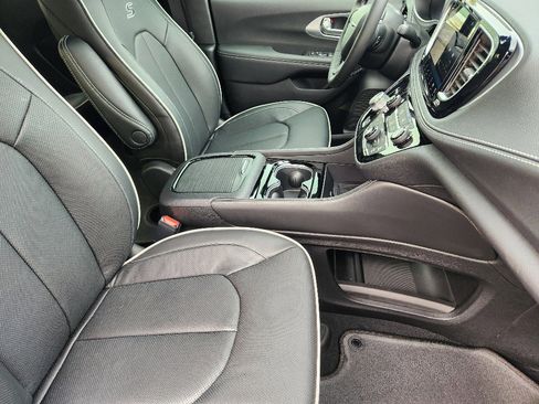 New 2026 Chrysler Pacifica Limited w/ Uconnect Theater Family Group image 10