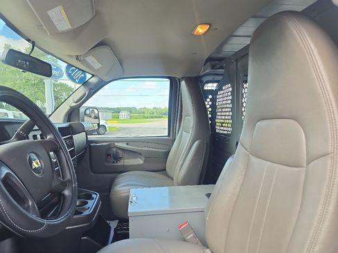 Used 2015 Chevrolet Express 2500 RWD image 17