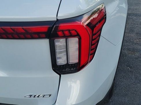 Used 2025 Ford Explorer Active AWD/4WD image 7