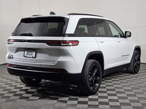 Used 2023 Jeep Grand Cherokee Altitude image 4