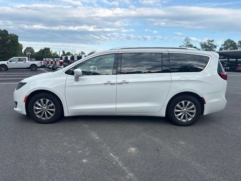 Used 2018 Chrysler Pacifica Touring-L FWD image 2