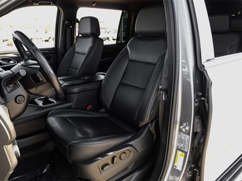 Used 2022 Chevrolet Suburban LT w/ Luxury Package image 33