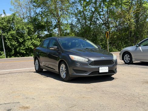 Used 2016 Ford Focus SE w/ Reverse Sensing Package image 9