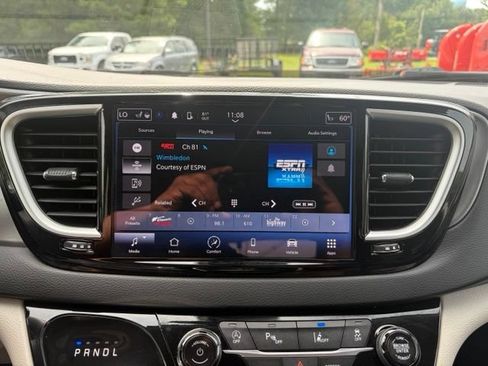Used 2024 Chrysler Pacifica Touring-L FWD image 9