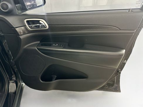 Used 2018 Jeep Grand Cherokee Laredo AWD/4WD image 29