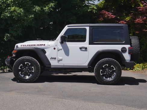 Used 2024 Jeep Wrangler Rubicon w/ Technology Group AWD/4WD image 17