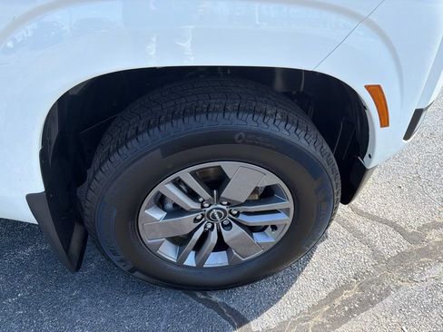 Used 2025 Nissan Frontier SV w/ Tow Package RWD image 10