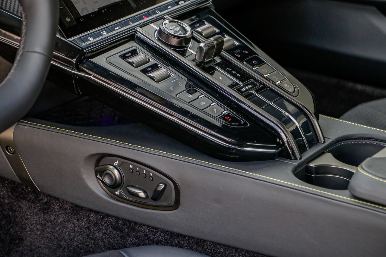 Used 2025 Aston Martin V8 Vantage Coupe RWD image 18