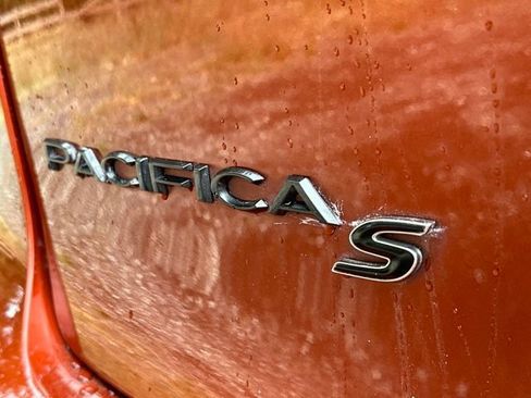 Used 2018 Chrysler Pacifica Touring-L w/ Premium Audio Group FWD image 36