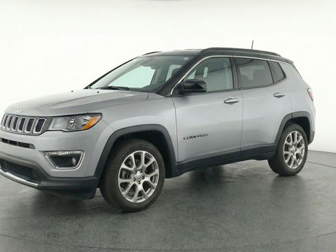 Used 2025 Jeep Compass Limited image 3