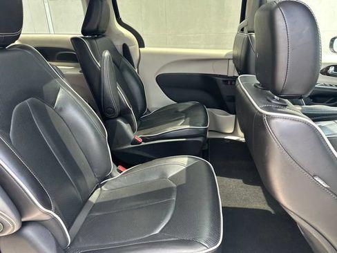Used 2023 Chrysler Pacifica Limited FWD image 16