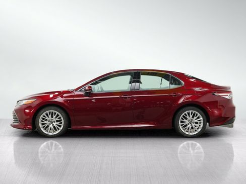 Used 2018 Toyota Camry XLE FWD image 2