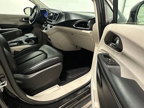 Used 2020 Chrysler Voyager Lxi FWD image 22