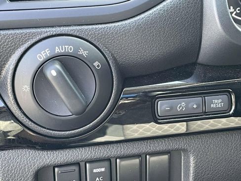 Used 2024 Nissan Titan SV w/ SV Convenience Package image 17