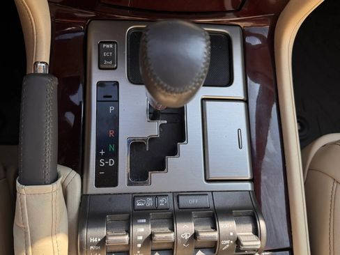 Used 2013 Lexus LX 570 4WD w/ Luxury Pkg image 16