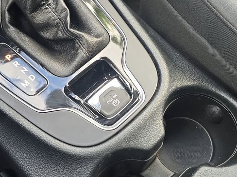 Used 2019 Jeep Cherokee Limited image 30