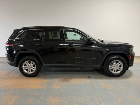 Used 2024 Jeep Grand Cherokee Laredo AWD/4WD image 6