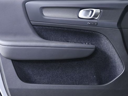 Certified 2025 Volvo XC40 B5 Plus image 8